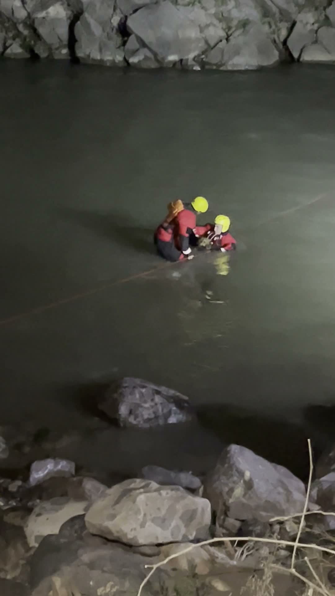 Bomberos durante el operativo de rescate de Damián en el río Maipo.